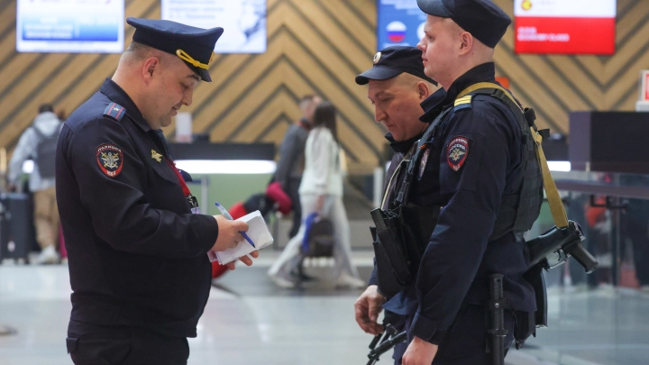 Сотрудники полиции в аэропорту Шереметьево